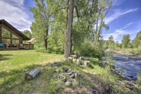 The River Home Cabin with Yard Near Wolf Creek!